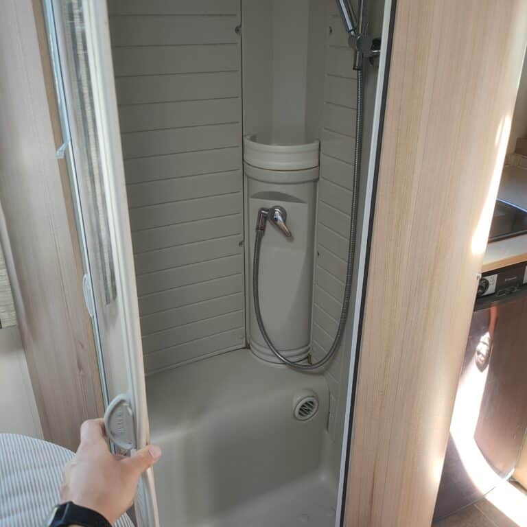 Douche compacte dans une caravane.