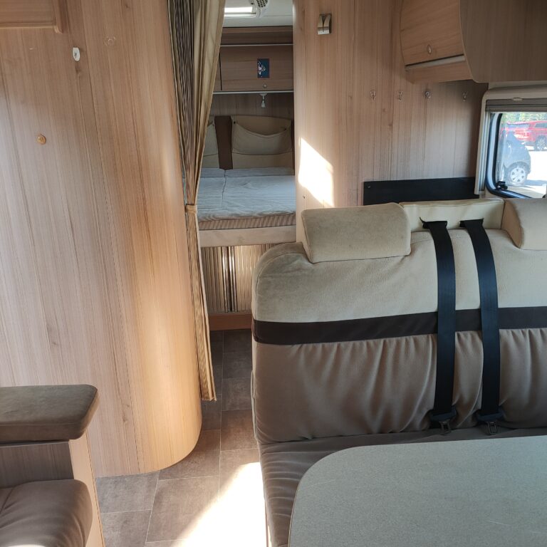 Intérieur d'un camping-car avec lit.