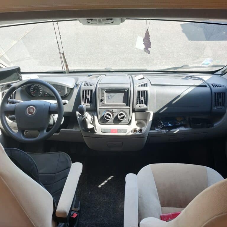 Cabine de conduite d'un camping-car Fiat.