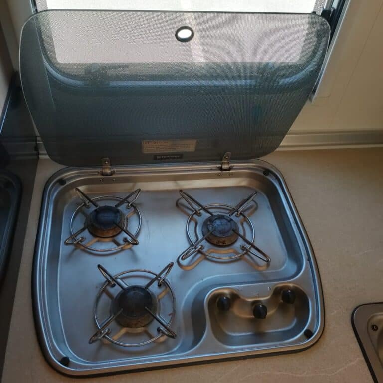 Cuisinière à gaz à trois brûleurs.