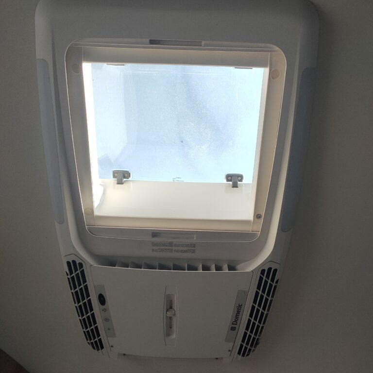 Climatiseur Dometic avec sortie d'air ouverte.