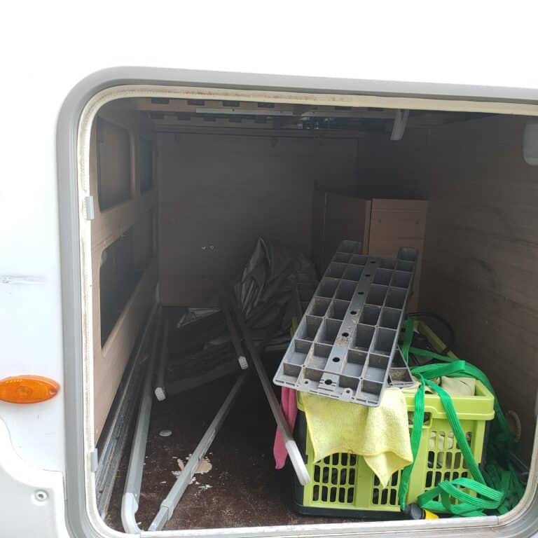 Rangement d'outils dans une caravane