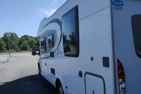 Wohnmobil auf einem Parkplatz geparkt.