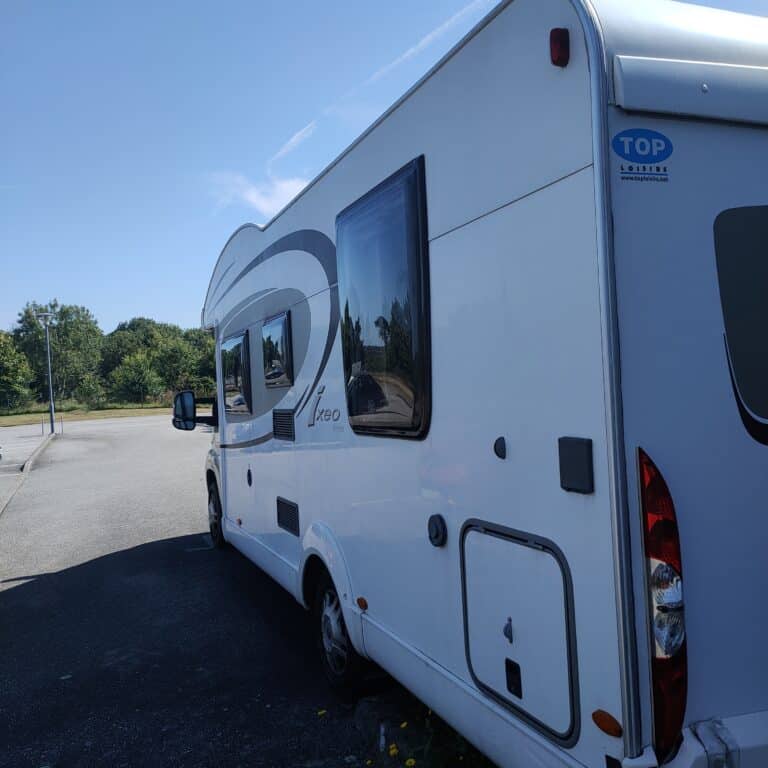 Camping-car garé sur une aire de stationnement.