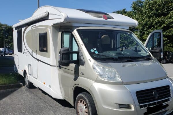 Camping-car stationné sous le soleil.