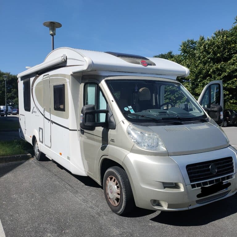 Camping-car stationné sous le soleil.