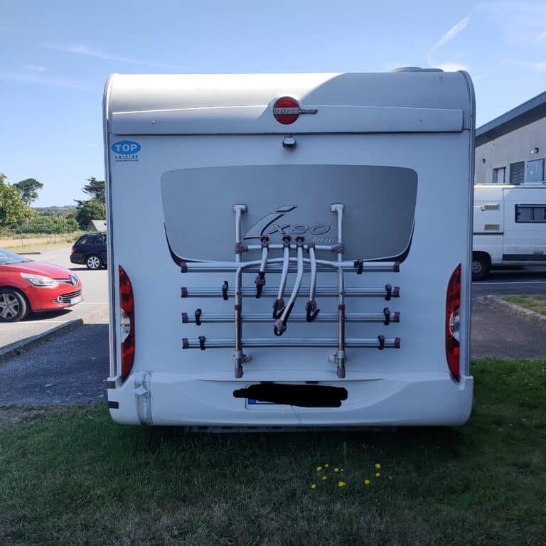 Caravane stationnée avec porte-vélos à l'arrière