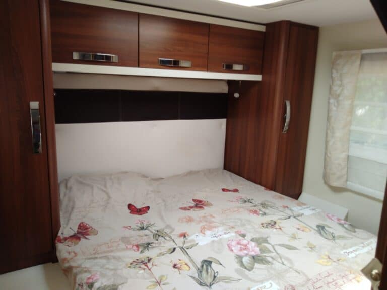 Chambre chaleureuse avec lit et décor floral.