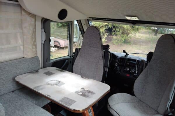 Innenansicht eines modernen und komfortablen Wohnmobil.