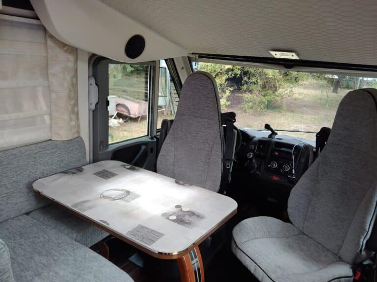 Intérieur d'un camping-car moderne et confortable.