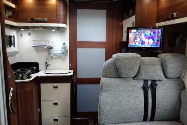 Innenansicht eines Wohnmobil mit Küche und télévision.
