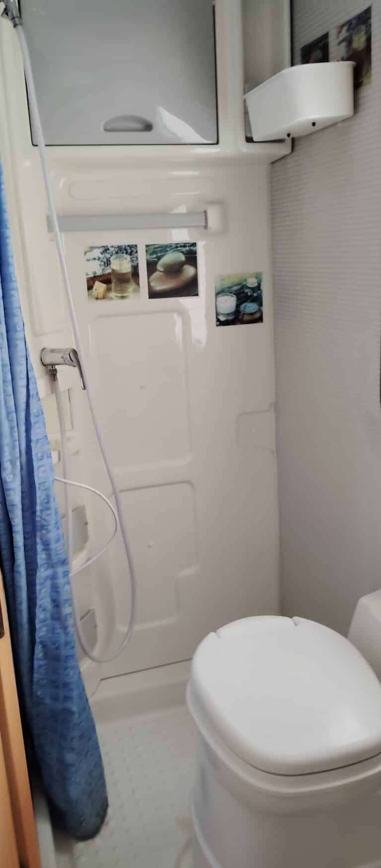 Salle de bain compacte avec douche et WC.