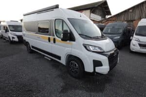 Camping-car stationné sur un parking extérieur