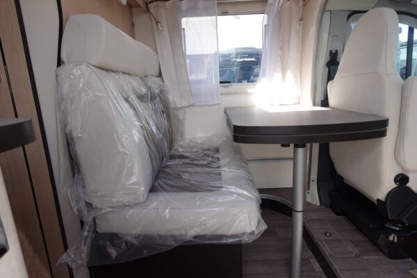 Intérieur lumineux d'un camping-car moderne avec table.