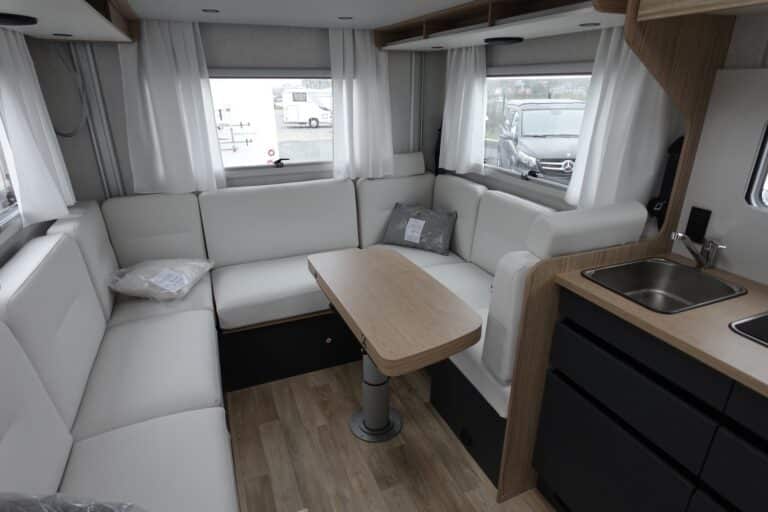 Intérieur moderne de caravane avec salon et cuisine.