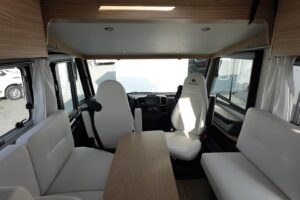 Intérieur d'un camping-car moderne et lumineux.