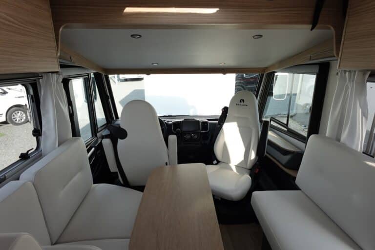 Intérieur d'un camping-car moderne et lumineux.