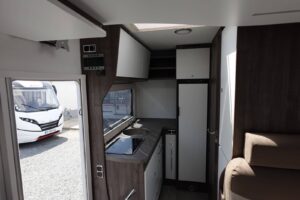 Intérieur moderne d'un camping-car avec cuisine.