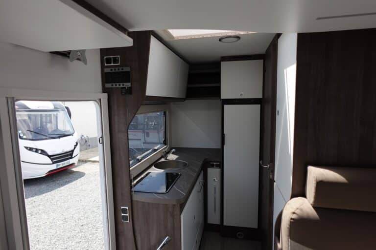 Intérieur moderne d'un camping-car avec cuisine.