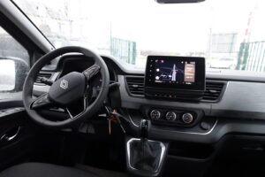 Intérieur de voiture avec volant et écran GPS.