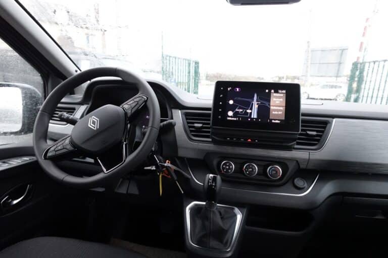Intérieur de voiture avec volant et écran GPS.