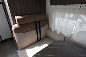 Intérieur d'un camping-car moderne et confortable.