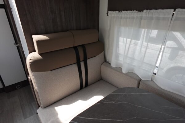 Innenansicht eines modernen und komfortablen Wohnmobil.