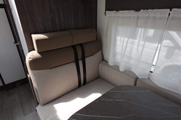 Intérieur d'un camping-car moderne et confortable.