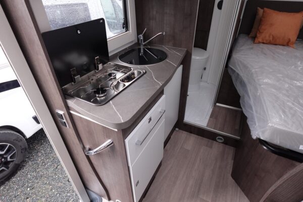 Innenbereich Wohnmobil: Küche, Bett und Bad.