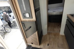 Intérieur moderne d'un camping-car avec bois clair.