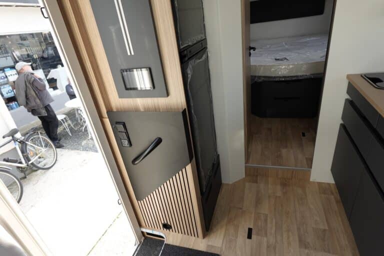 Intérieur moderne d'un camping-car avec bois clair.