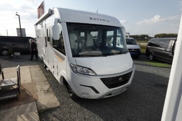 Camping-car Bavaria blanc en extérieur