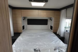 Intérieur moderne d'une chambre de camping-car