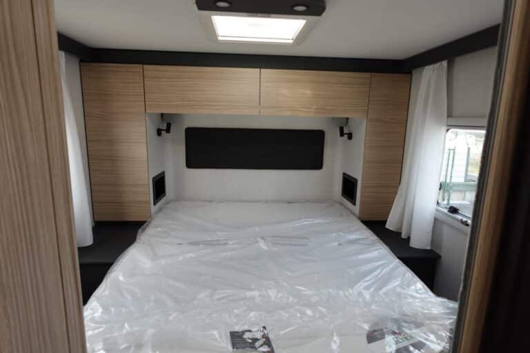 Intérieur moderne d'une chambre de camping-car