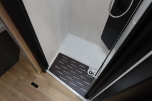 Cabine de douche moderne avec sol antidérapant.