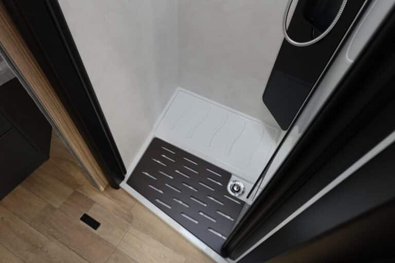 Cabine de douche moderne avec sol antidérapant.