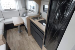 Intérieur de caravane moderne avec cuisine et salon.