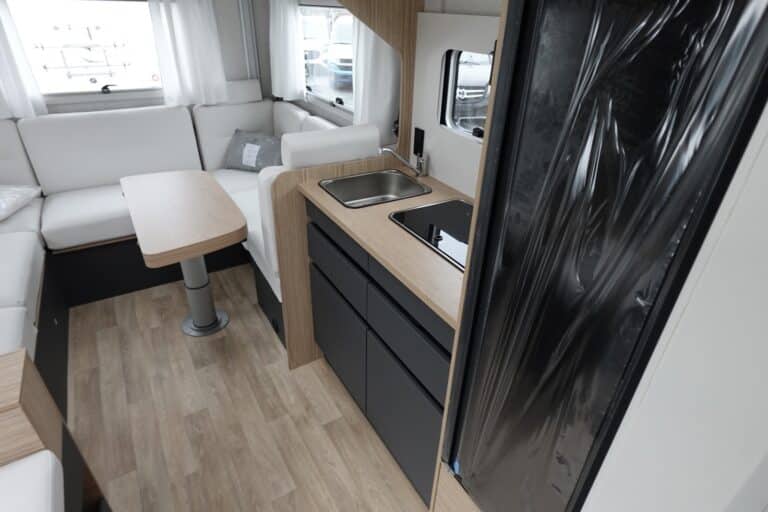 Intérieur de caravane moderne avec cuisine et salon.