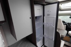 Réfrigérateur ouvert dans un véhicule de camping.