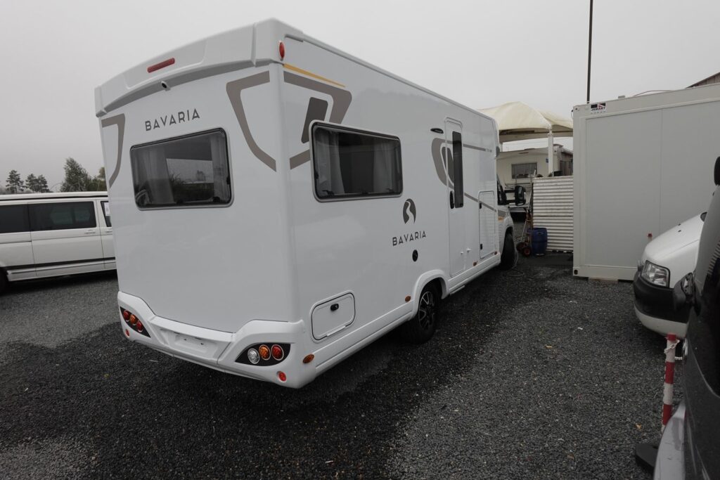 Camping-car stationné sur un terrain gravillonné