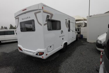 Camping-car stationné sur un terrain gravillonné