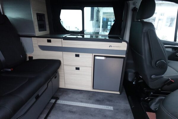 Innenansicht eines Campervan mit integrierter Küche.
