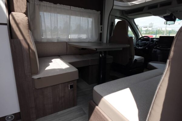 Innenansicht eines modernen Wohnmobil mit Sitzecke.