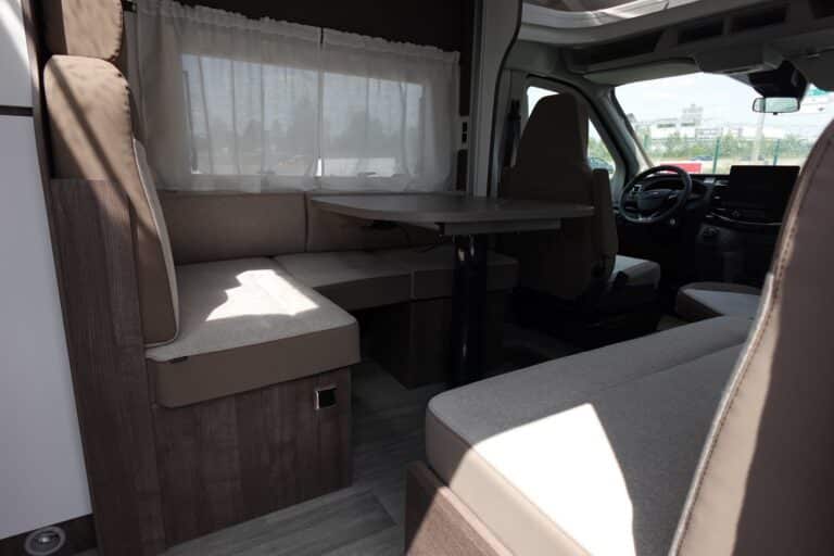 Intérieur d'un camping-car moderne avec coin salon.