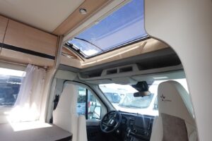 Intérieur camping-car moderne avec toit ouvrant.