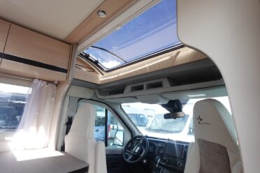 Moderne Wohnmobil-Innenausstattung mit Schiebedach.