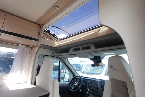 Intérieur camping-car moderne avec toit ouvrant.