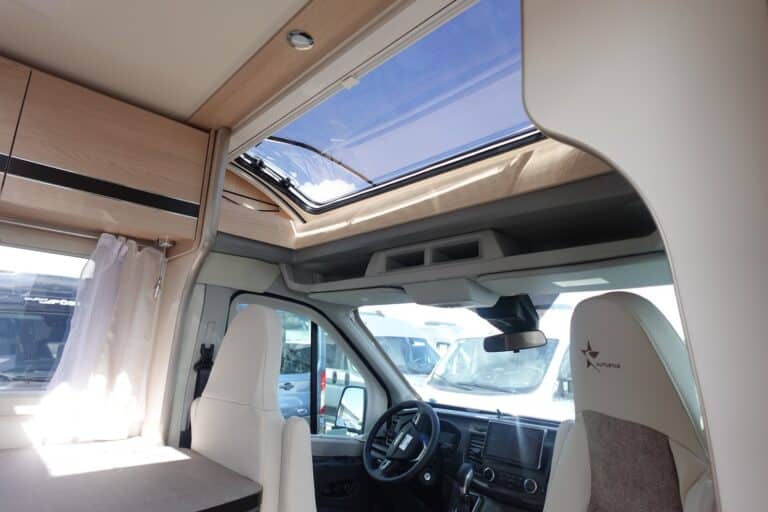 Intérieur camping-car moderne avec toit ouvrant.