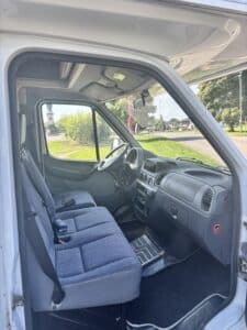Intérieur d'un camion blanc garé sur route.