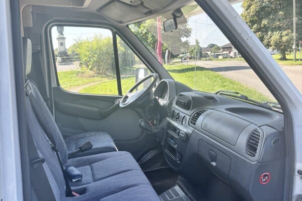 Intérieur d'un camion blanc garé sur route.